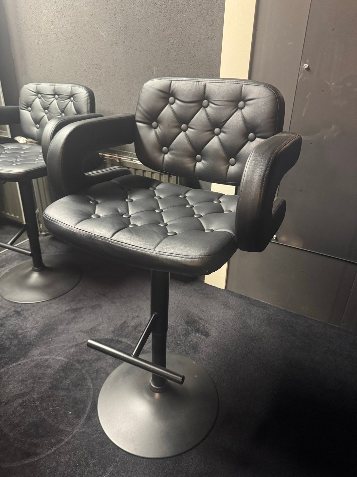 Luxe Zwarte Barstoelen met Armleuningen - 2 Stuks, Ophalen, Kunststof, Gebruikt, In hoogte verstelbaar