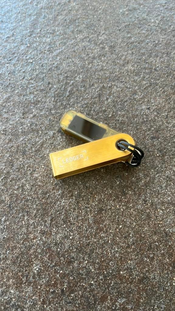 Ledger Nano S Plus Gold – hardware wallet, Ophalen of Verzenden, Zo goed als nieuw, Overige materialen