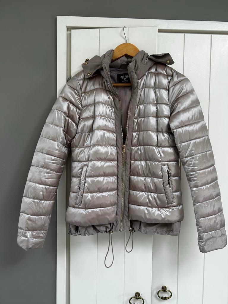 Champagnekleurige gewatteerde jas met capuchon frime, Ophalen of Verzenden, Zo goed als nieuw, Maat 34 (XS) of kleiner, Overige kleuren