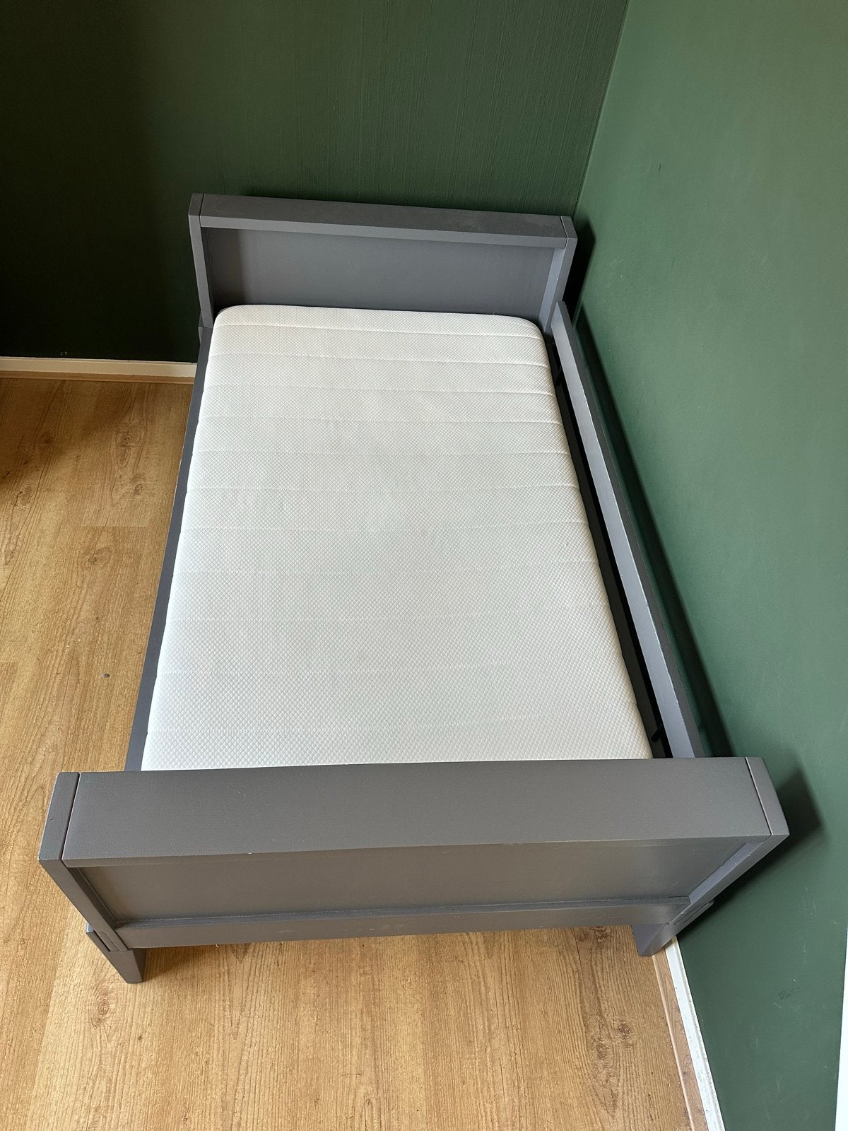 Grijs peuterbed met matras GRATIS AF TE HALEN, Ophalen, Gebruikt, Eenpersoons, 80 cm