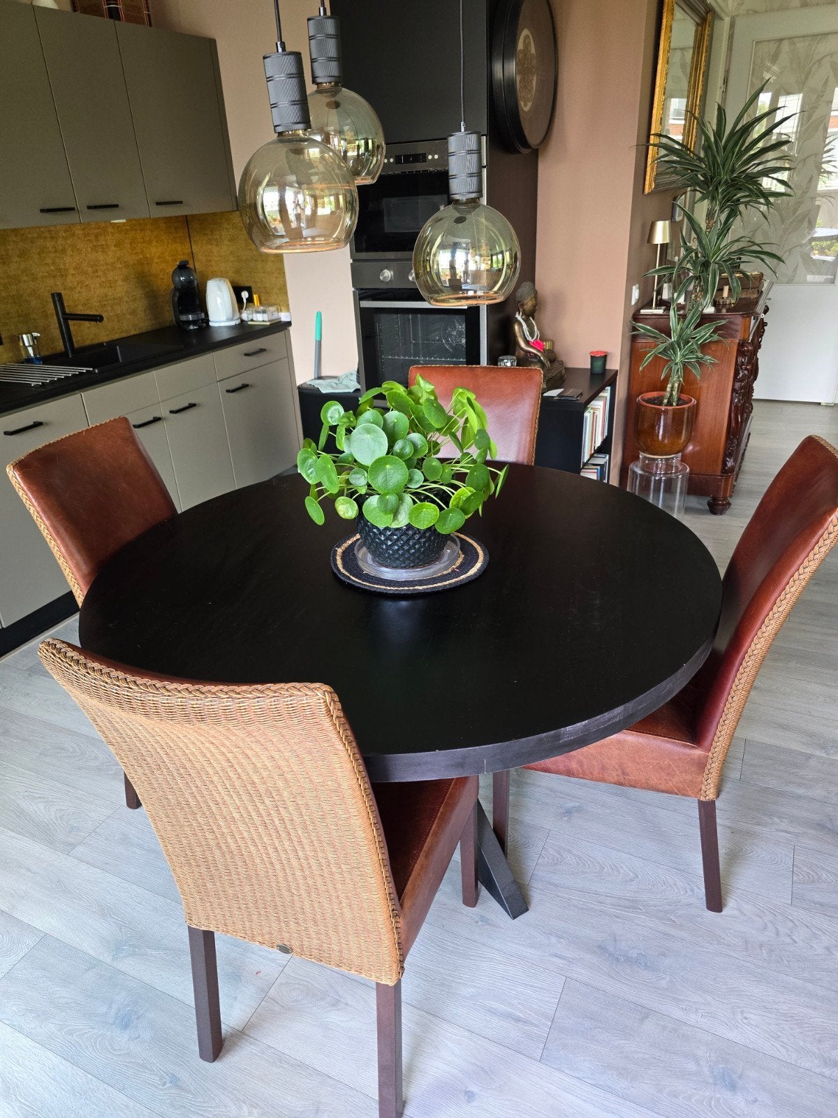 Ronde eettafel zwart blad, Ø 140 cm, metalen onderstel, Gebruikt, Rond, Vier personen, Ophalen