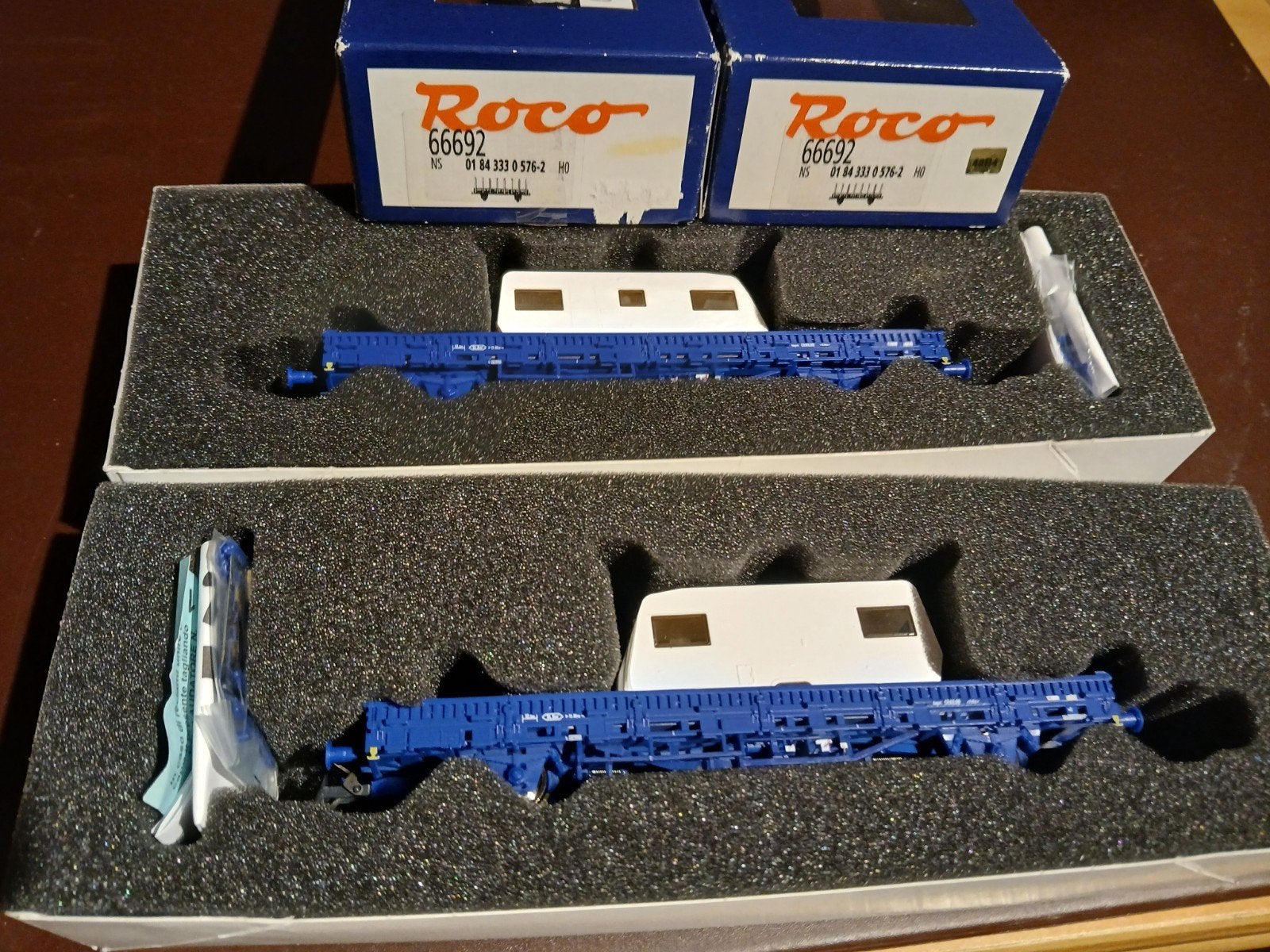 2x Roco 66692 wagon met caravan, nieuwstaat, metalen wielen, Ophalen of Verzenden