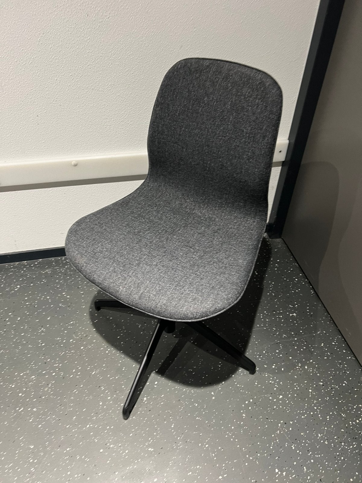 Leuk antraciet bijzetstoeltje in hoogte verstelbaar, Ophalen, Zo goed als nieuw, Grijs, Eén