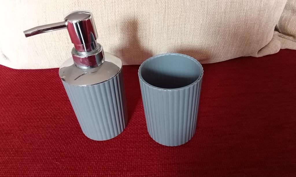 Beker en zeeppomp, Huis en Inrichting, Ophalen of Verzenden, Grijs