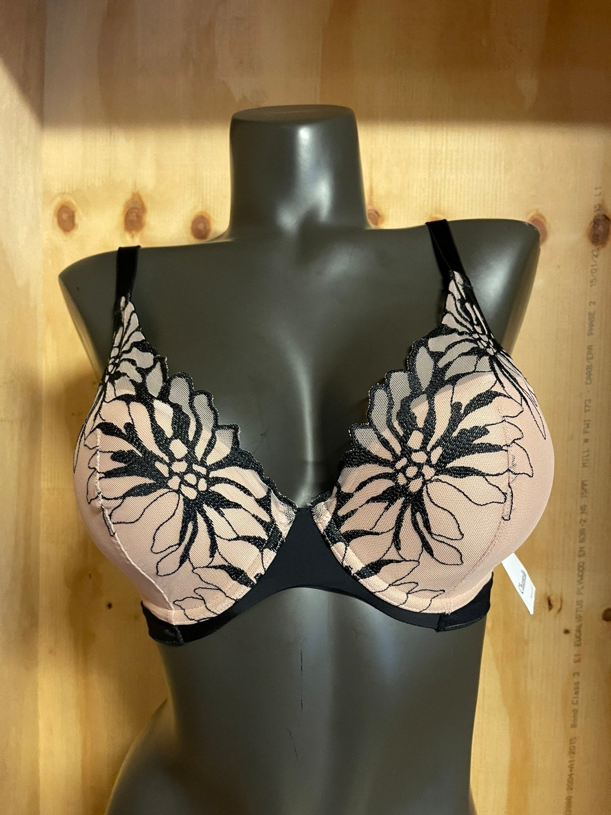Chantelle bh 70f met kleine beschadiging ‼️, Kleding | Dames, Verzenden, Zwart, BH