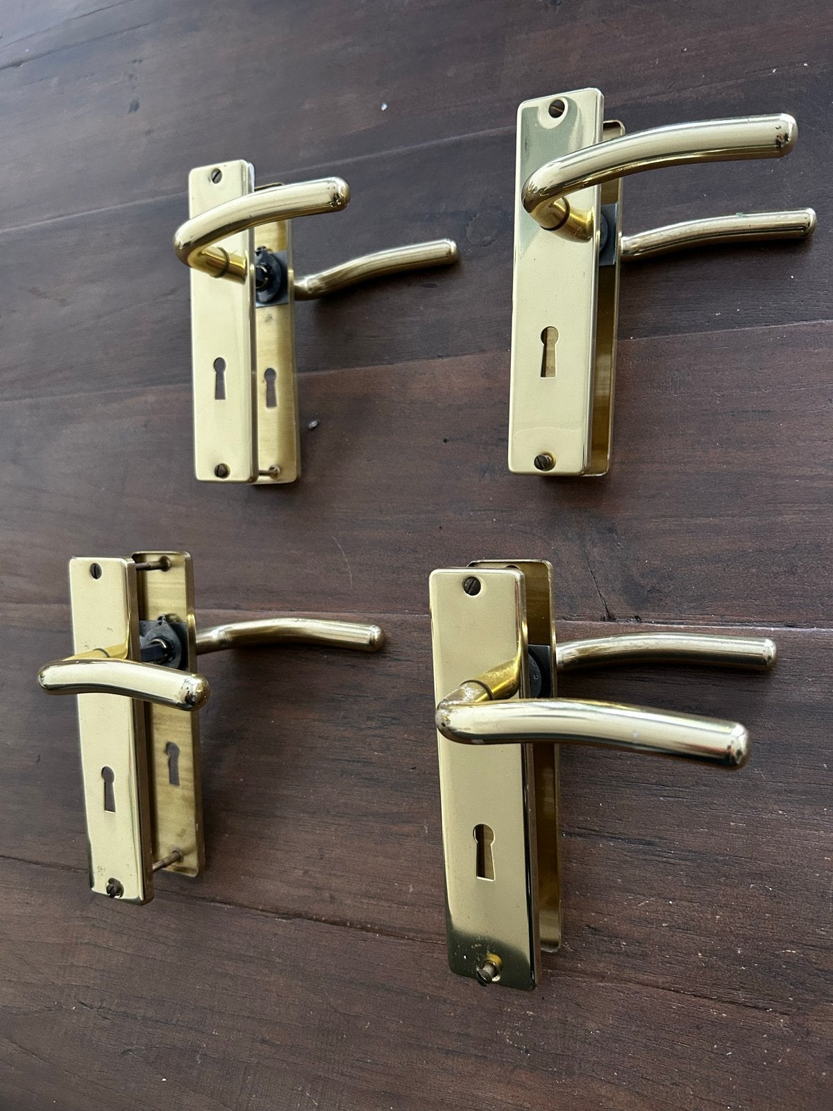 Set van 4 messing deurklinken met schild, Ophalen of Verzenden, Gebruikt, Koper of Messing, Klink of Kruk