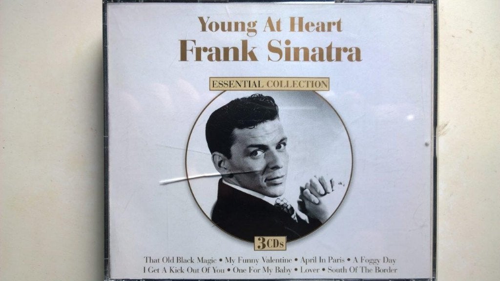 Frank Sinatra - Young At Heart Essential Gold, Ophalen of Verzenden, Zo goed als nieuw, Jazz, Album
