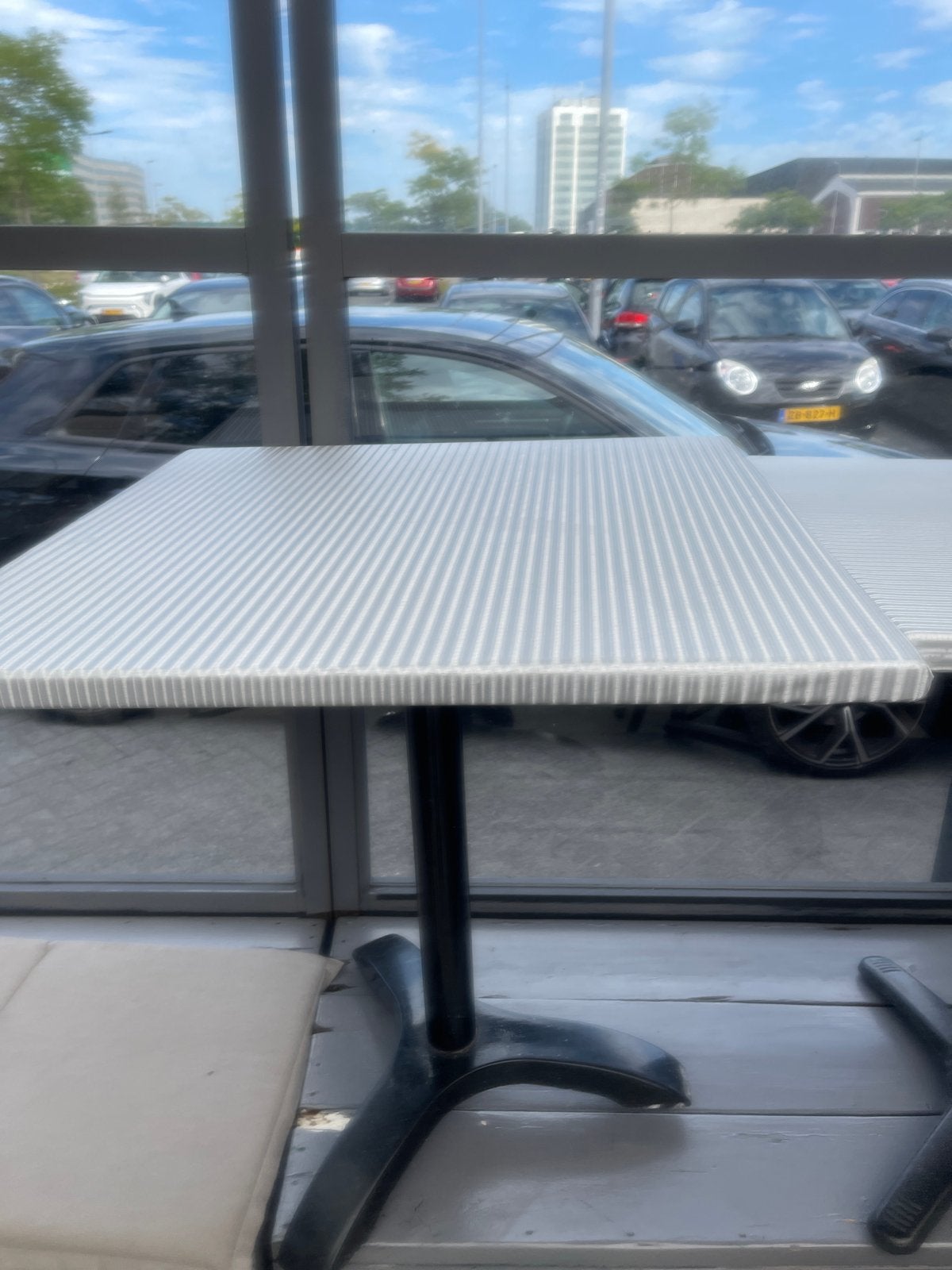 Moderne vierkante bistrotafel met metalen onderstel, Ophalen, Minder dan 50 cm, Gebruikt, 50 tot 100 cm