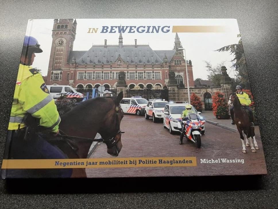 in BEWEGING  - 19 jaar mobiliteit bij Politie Haaglanden., Boeken, Ophalen of Verzenden, Tweede Wereldoorlog, Zo goed als nieuw