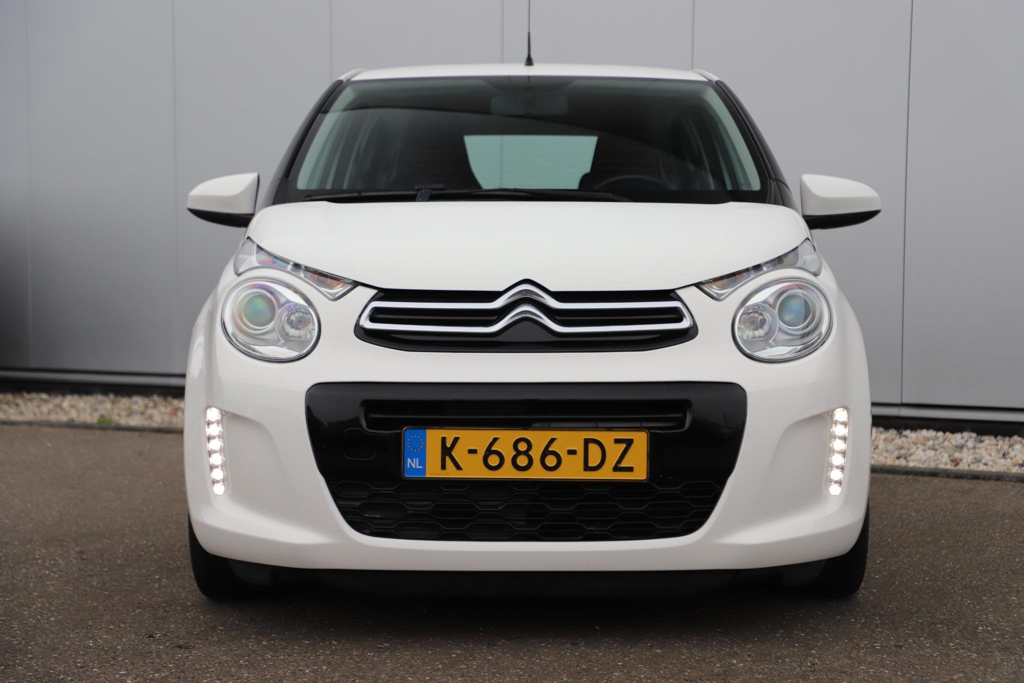 Citroen C1 1.0 VTi Shine 15 inch LMV Navigatie Achteruitrijc, Voorwielaandrijving, Stof, Gebruikt, Euro 6