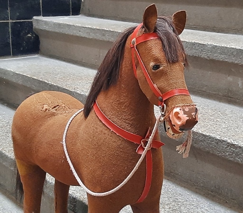 n013-Antiek paard op plank met wieltjes., Ophalen