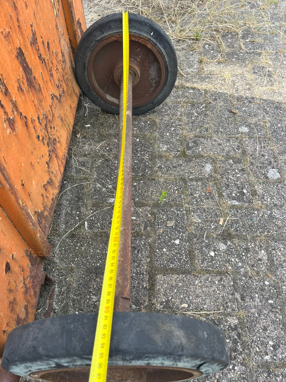 As met massief rubberen wielen mooi voor stationeermotor, Ophalen, Zo goed als nieuw