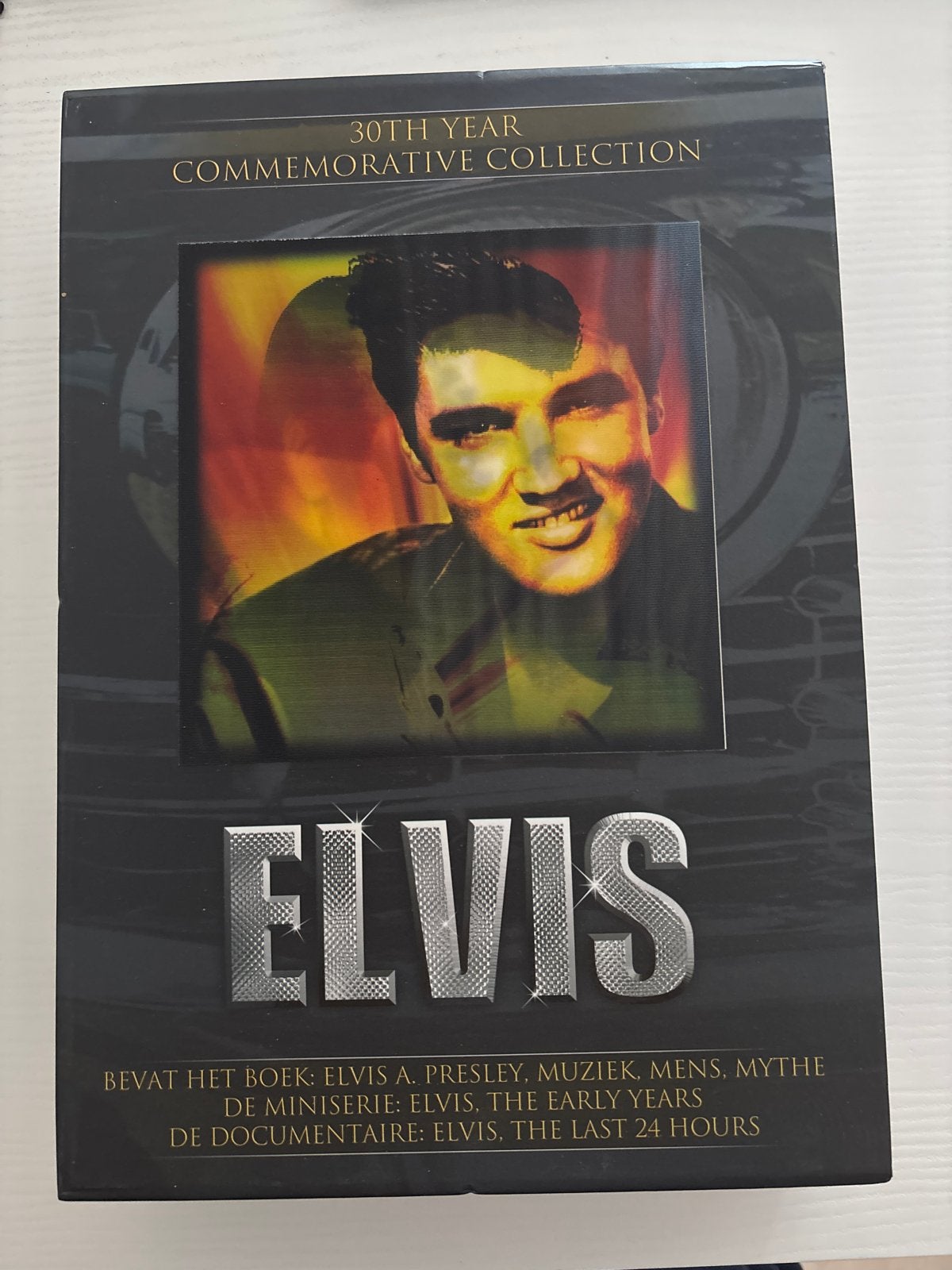 Elvis 30th Year Commemorative Collection DVD + Boek, Verzamelen, Ophalen of Verzenden, Zo goed als nieuw, Boek, Tijdschrift of Artikel