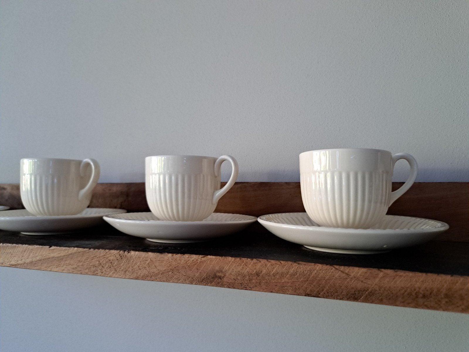 Wedgwood Edme: Klassiek Crème Aardewerk Servies, Klassiek, Ophalen of Verzenden, Zo goed als nieuw, Kop(pen) en/of Schotel(s)
