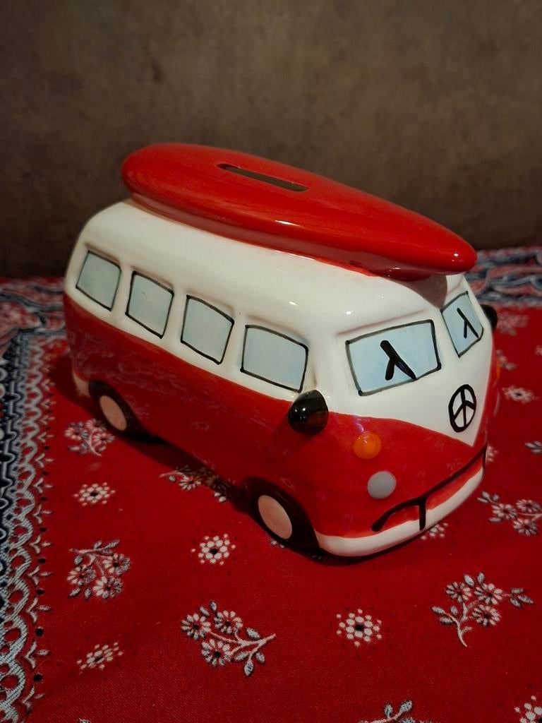 Vwbus transporter spaarpot rood wit, Verzamelen, Spaarpotten, Ophalen of Verzenden, Zo goed als nieuw, Steen, Aardewerk of Keramiek