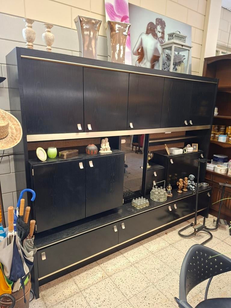 Grote zwarte wandkast met gouden accenten, Huis en Inrichting, Kasten | Wandmeubels, 250 tot 300 cm, 150 tot 200 cm, 25 tot 50 cm