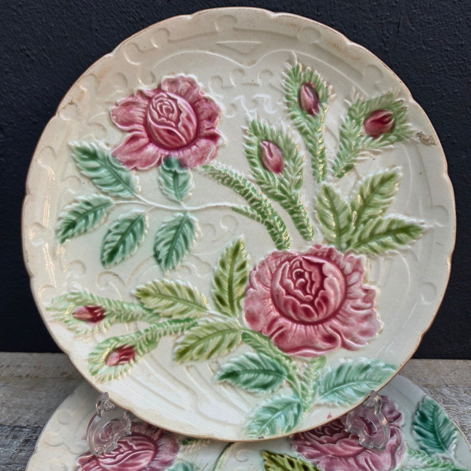brocante barbotine aardewerk Salins Frankrijk bord, Antiek en Kunst, Antiek | Servies los, Ophalen of Verzenden