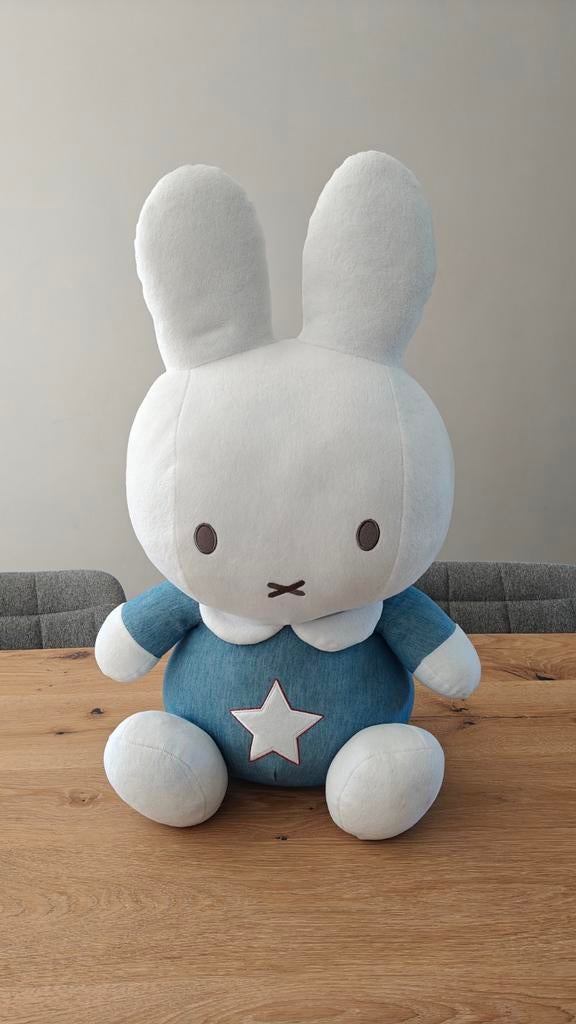 Grote Nijntje knuffel (60 cm) met blauw denim pakje, Kinderen en Baby's, Speelgoed | Knuffels en Pluche, Konijn, Nijntje, Ophalen of Verzenden