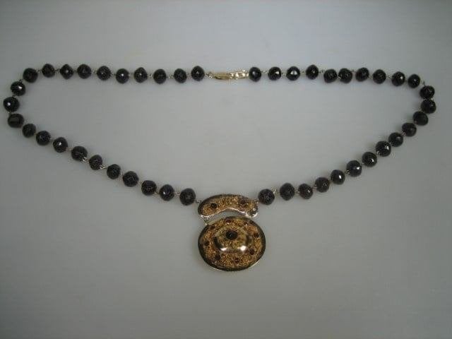 Antiek ketting Granaat met gouden Zeeuwse Walcherse hanger, Verzenden, Goud, Hanger, Met edelsteen