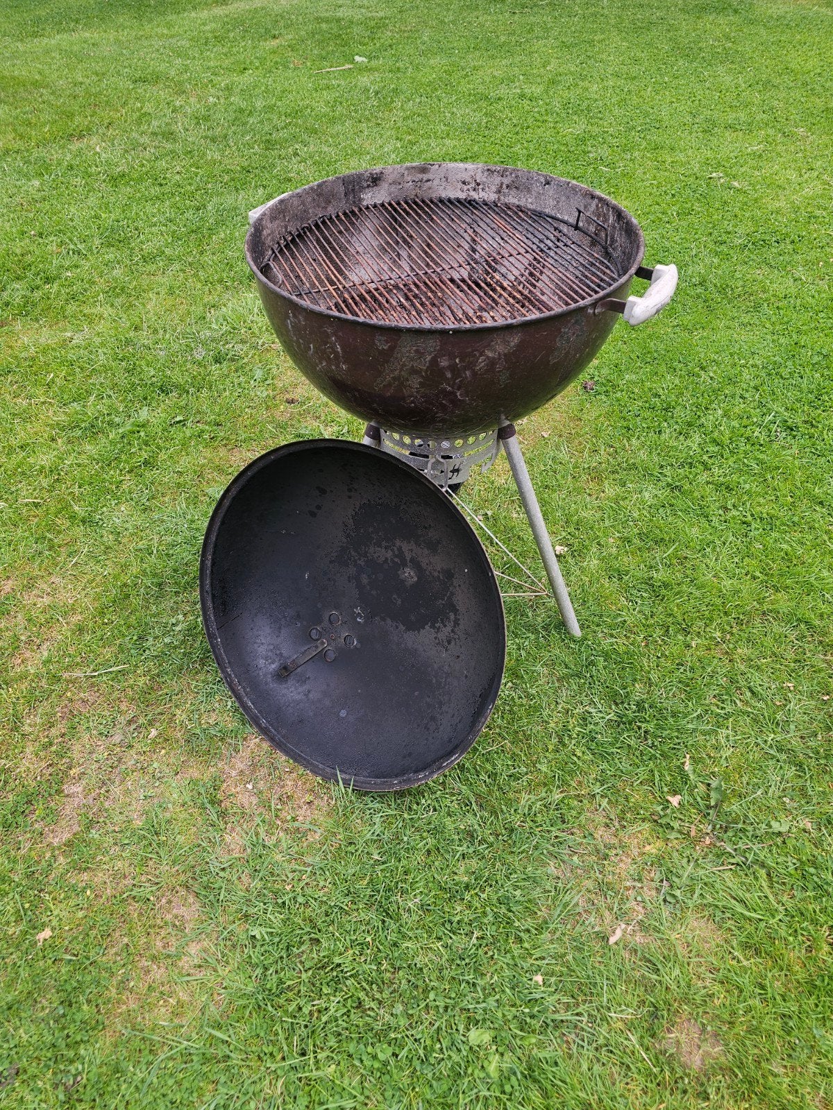 Gebruikte Weber 57 cm houtskoolbarbecue met deksel, Ophalen, Gebruikt, Onbekend