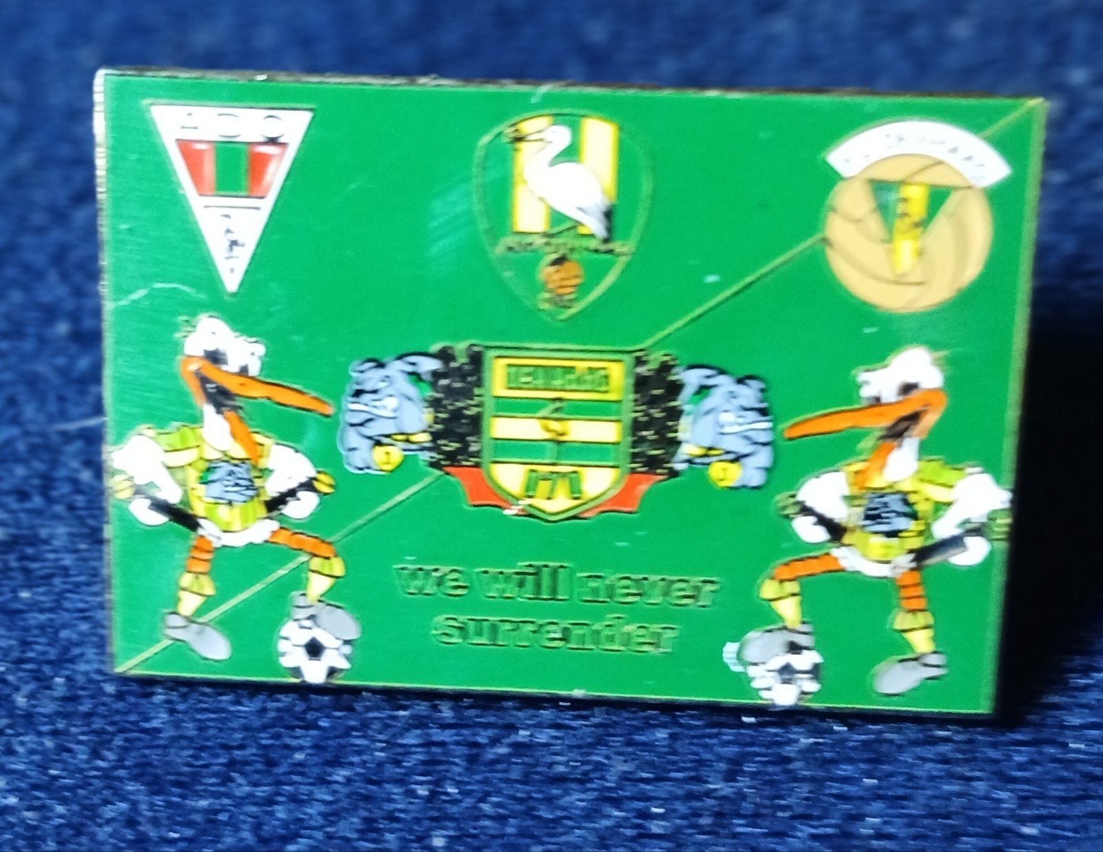 Vintage ADO Den Haag Speldje - We Will Never Surrender, Ophalen of Verzenden, Gebruikt, Overige binnenlandse clubs, Overige typen