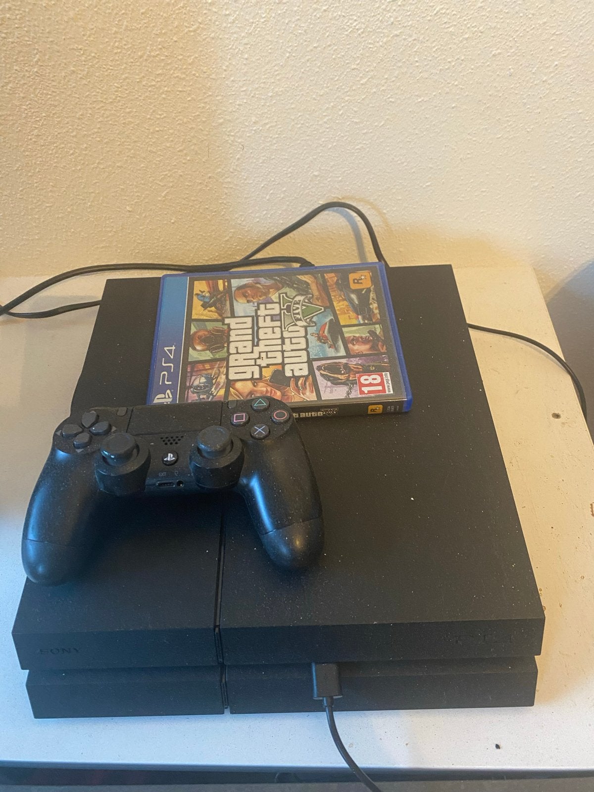 Playstation 4 met 2 controllers en 7 spellen