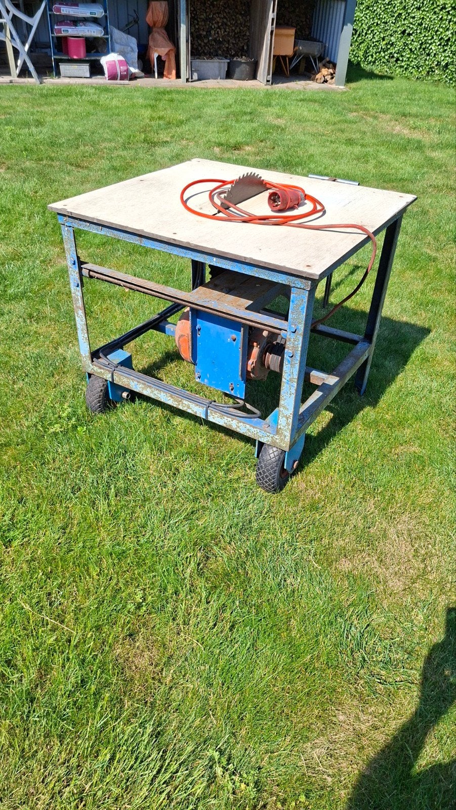 Cirkelzaagmachine voor brandhout, Ophalen