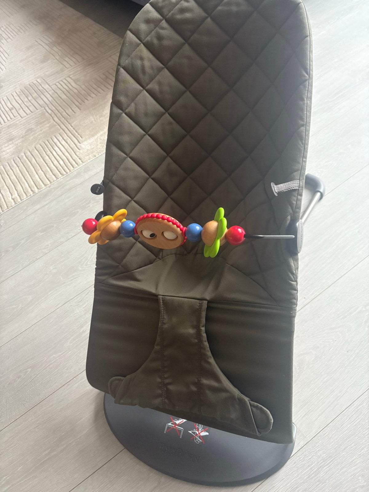 Babybjörn Wipstoel met Speelboog - Zo goed als nieuw, Kinderen en Baby's, Wipstoel, Ophalen, Overige merken, Met gordel(s) of riempje(s)