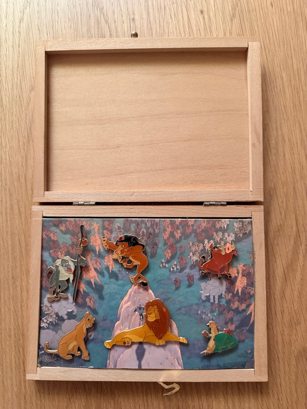 Disney's The Lion King Pin Collectie in Houten Doos, Verzamelen, Disney, Verzenden, Leeuwenkoning of Jungle Boek, Zo goed als nieuw