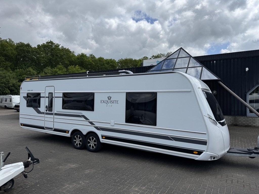 LMC Exquisite 695 VIP 2023 | Vrijst. Queensbed | Nieuwe tent, Caravans en Kamperen, Caravans, Schokbreker, Bedrijf, Treinzit, 6 tot 7 meter