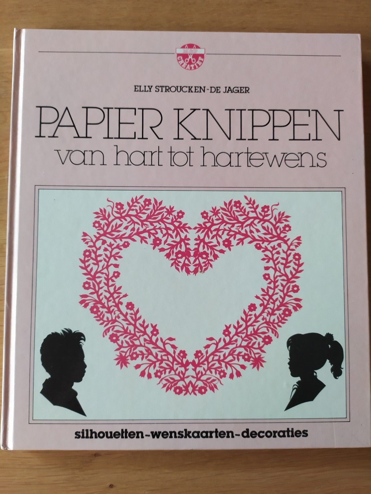 Papier Knippen van Hart tot Hartewens - Elly Stroucken, Boeken, Gelezen, Ophalen of Verzenden, Scrapbooking en Knutselen, Elly Stroucken-de Jager