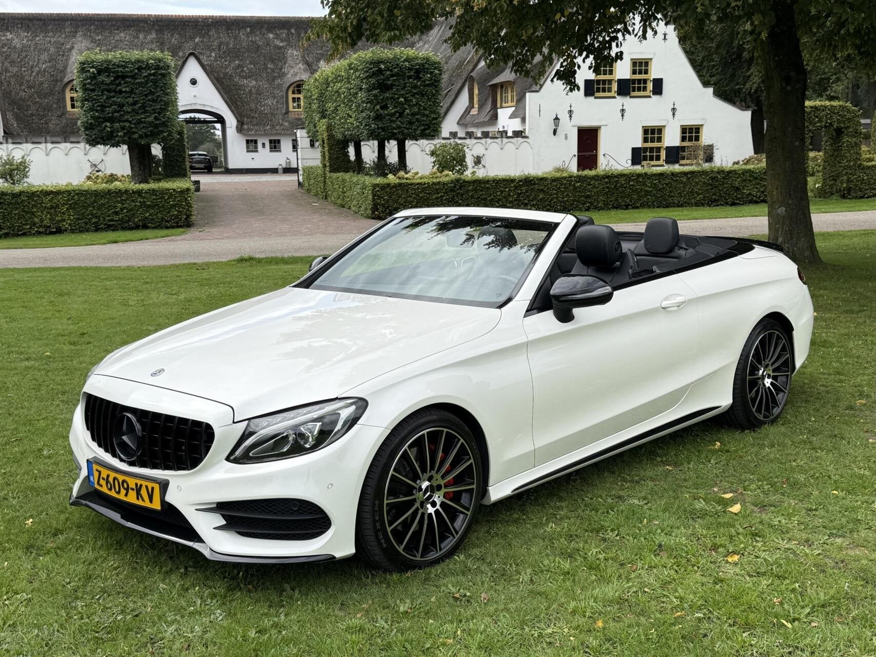 Mercedes-Benz C300 Cabrio Burmester AMG designo Diamant wit, Automaat, Dealer onderhouden, Achterwielaandrijving, 4 cilinders
