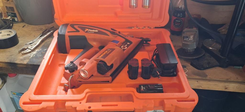 Paslode tacker met 3 accu's en nieuwe spijkers met gas, Ophalen of Verzenden