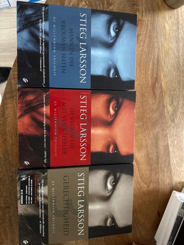 Stieg Larsson Millennium Trilogie - Complete Set, Boeken, Ophalen of Verzenden, Gelezen, Tv-bewerking