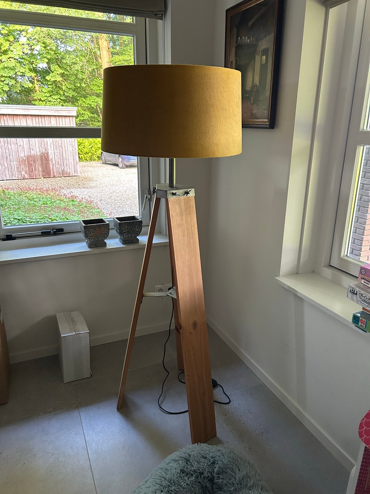 Staande lamp met houten driepoot en okergele kap, Ophalen, Zo goed als nieuw, Hout, 100 tot 150 cm