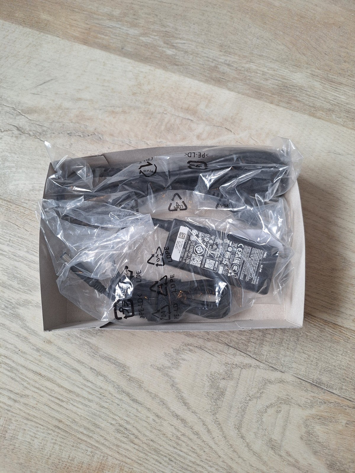 ongebruikte Dell 65W Lader met Netsnoer, Ophalen of Verzenden, Nieuw, Dell oplader