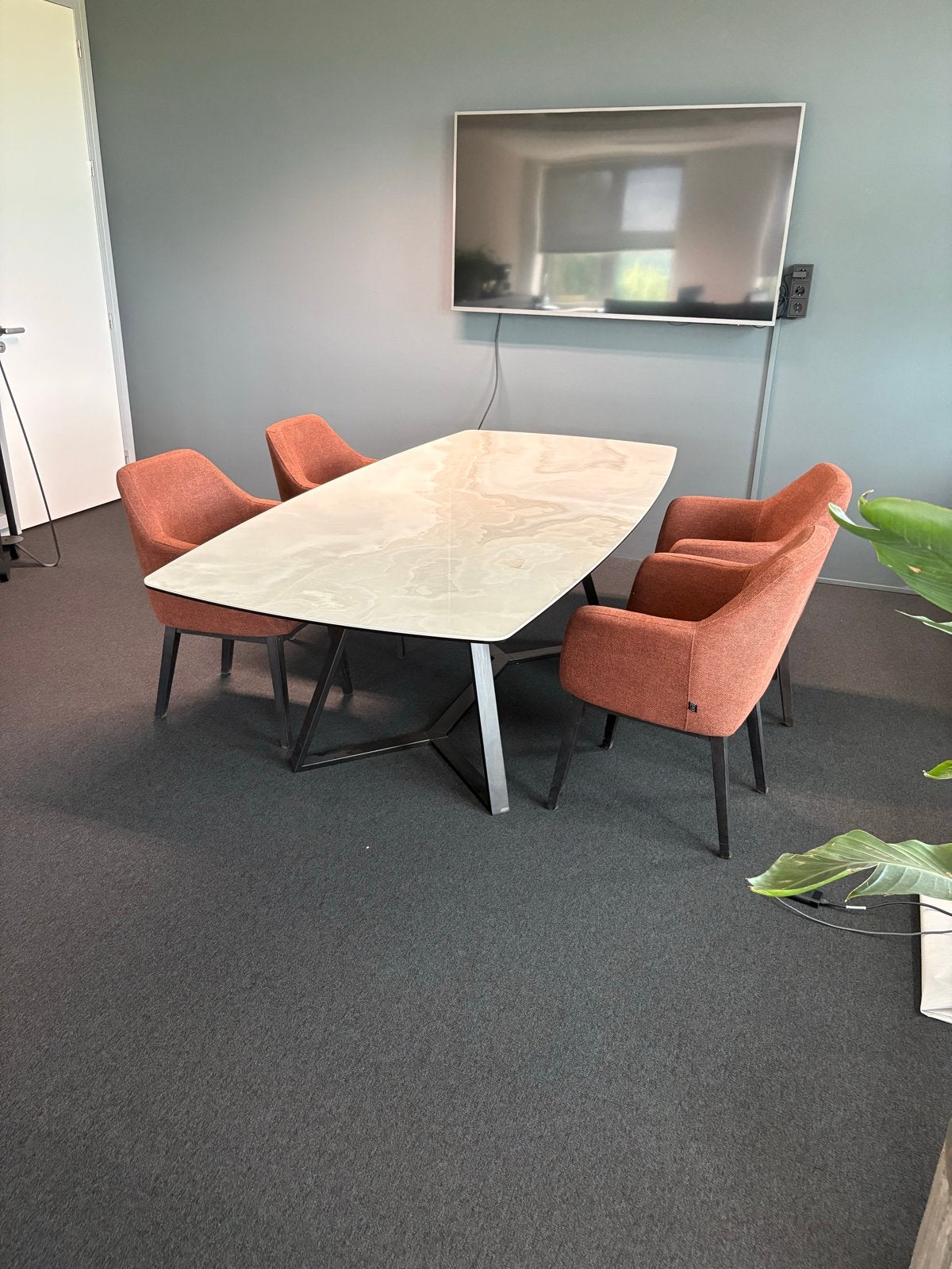 Elegante eettafel met keramiek blad en stalen onderstel, Huis en Inrichting, Ophalen, 100 tot 150 cm, 200 cm of meer, Zo goed als nieuw