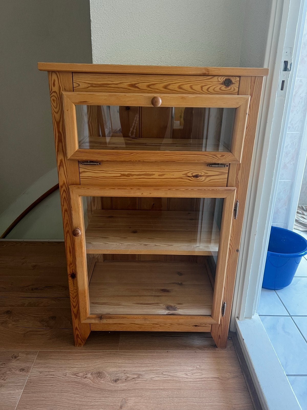 Houten vitrinekast met glazen deuren, Ophalen of Verzenden, Gebruikt