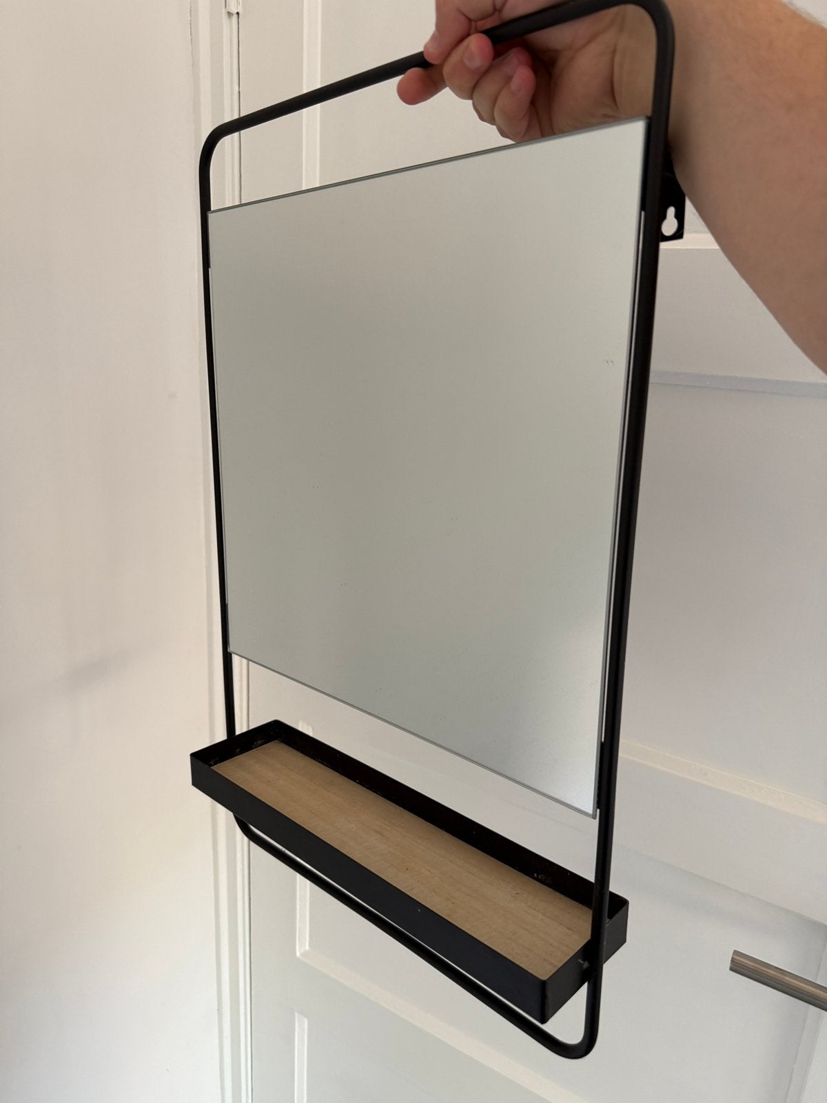 Zwarte wandspiegel met praktische houten plank, Huis en Inrichting, Minder dan 50 cm, Ophalen of Verzenden, Zo goed als nieuw