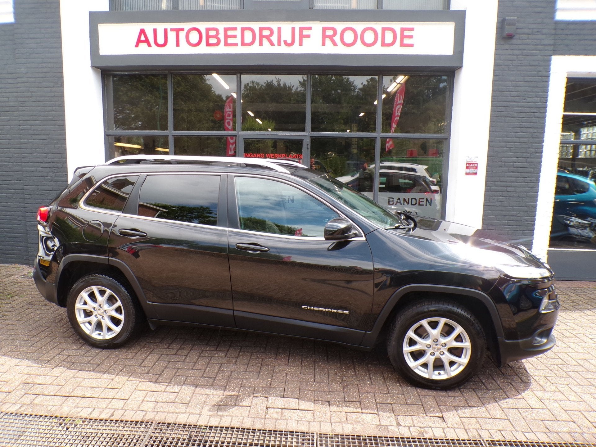 Jeep Cherokee 2.0 Diesel Longtitude MARGE,UNIEKE AUTO!, Auto's, Jeep, Voorwielaandrijving, 4 cilinders, Zwart, 1728 kg