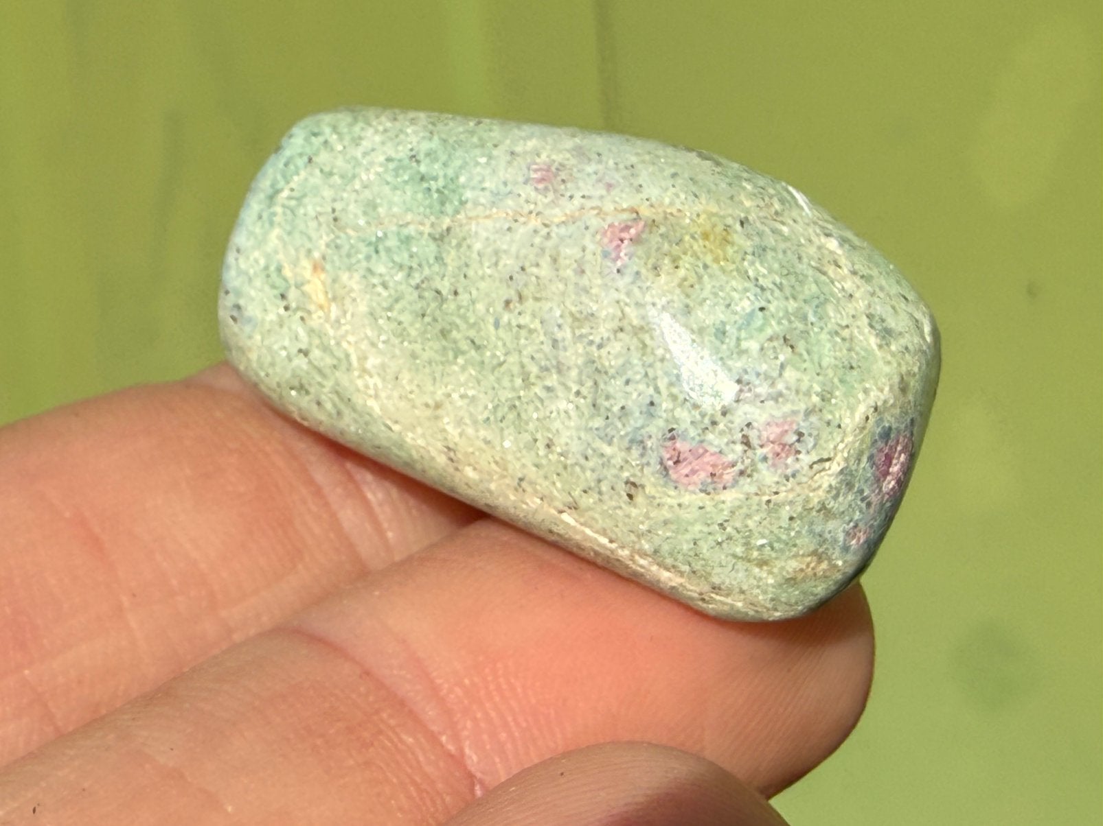 17 Robijn in Fuchsiet mineralen broekzaksteen UVActief, Ophalen of Verzenden, Mineraal
