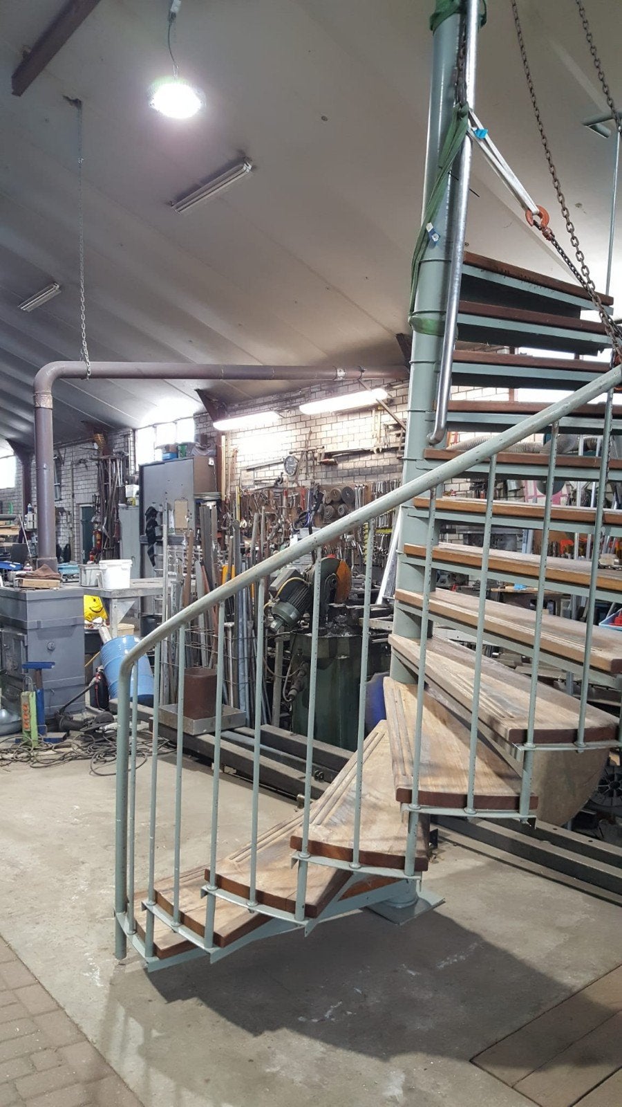 stalen draai wenteltrap met houten optreden, Doe-het-zelf en Verbouw, Ladders en Trappen, Ophalen, Gebruikt, Trap, 2 tot 4 meter