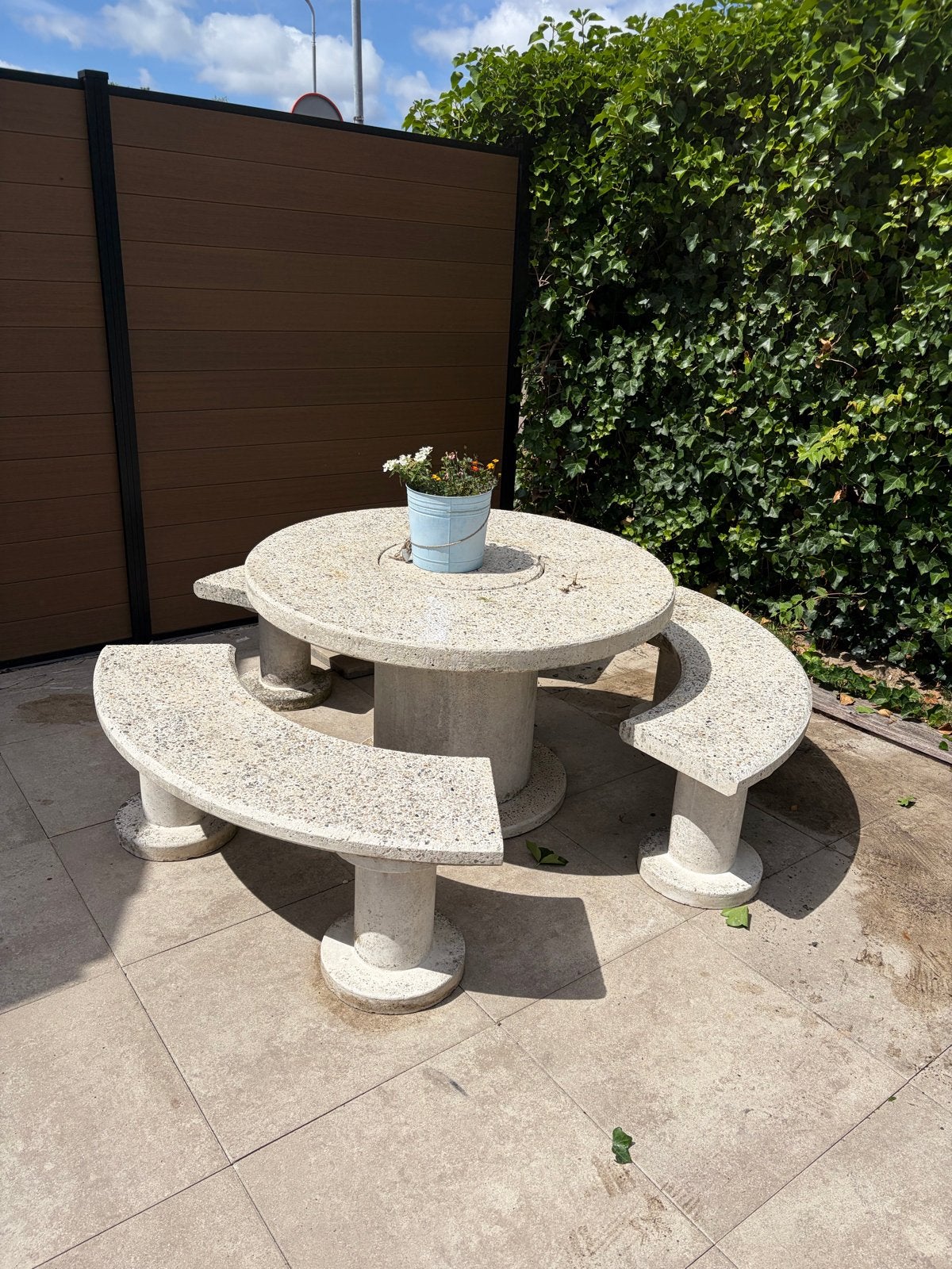 Betonnen tuinset met ronde tafel en drie banken, Ophalen, Gebruikt, Overige materialen, 4 zitplaatsen