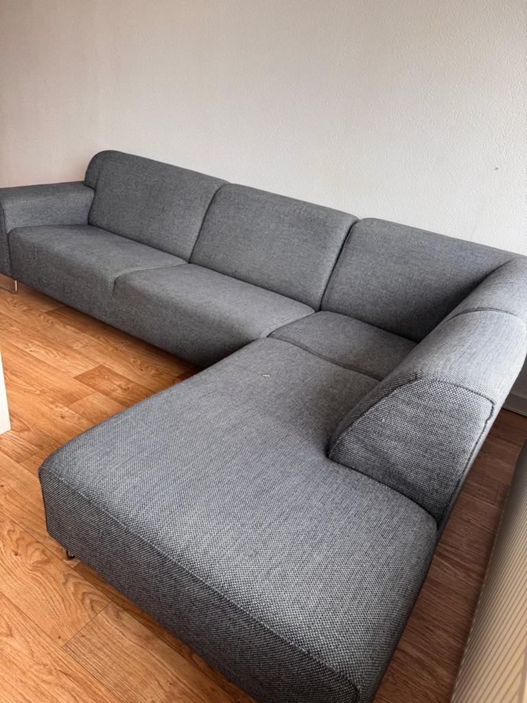 Comfortabele grijze hoekbank met lichte beschadiging, Ophalen, 250 tot 300 cm, Gebruikt, Hoekbank