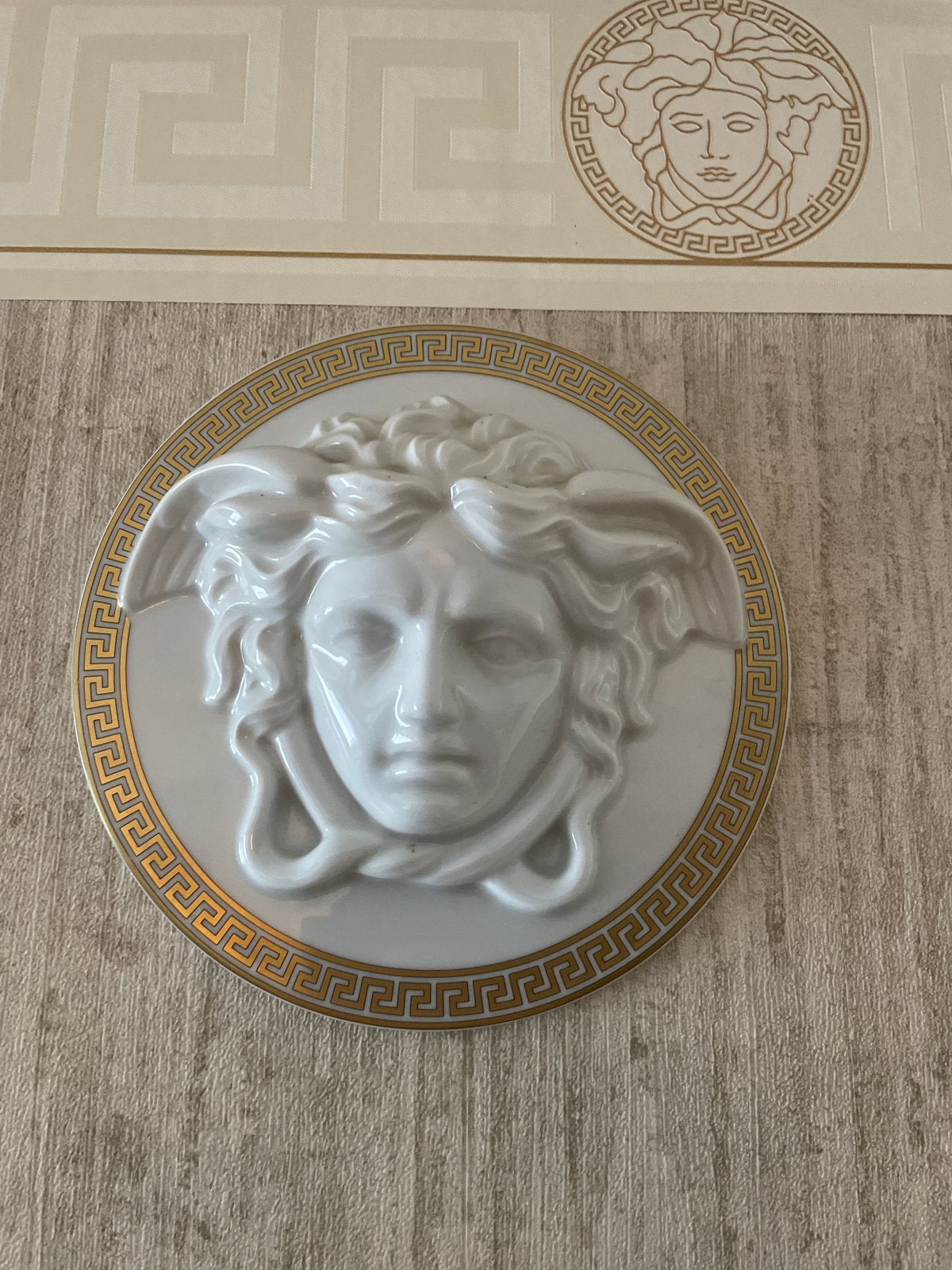 Versace Medusa wanddecoratie - Wit en Goud, Ophalen of Verzenden, Wit, Steen/keramiek, Klassiek