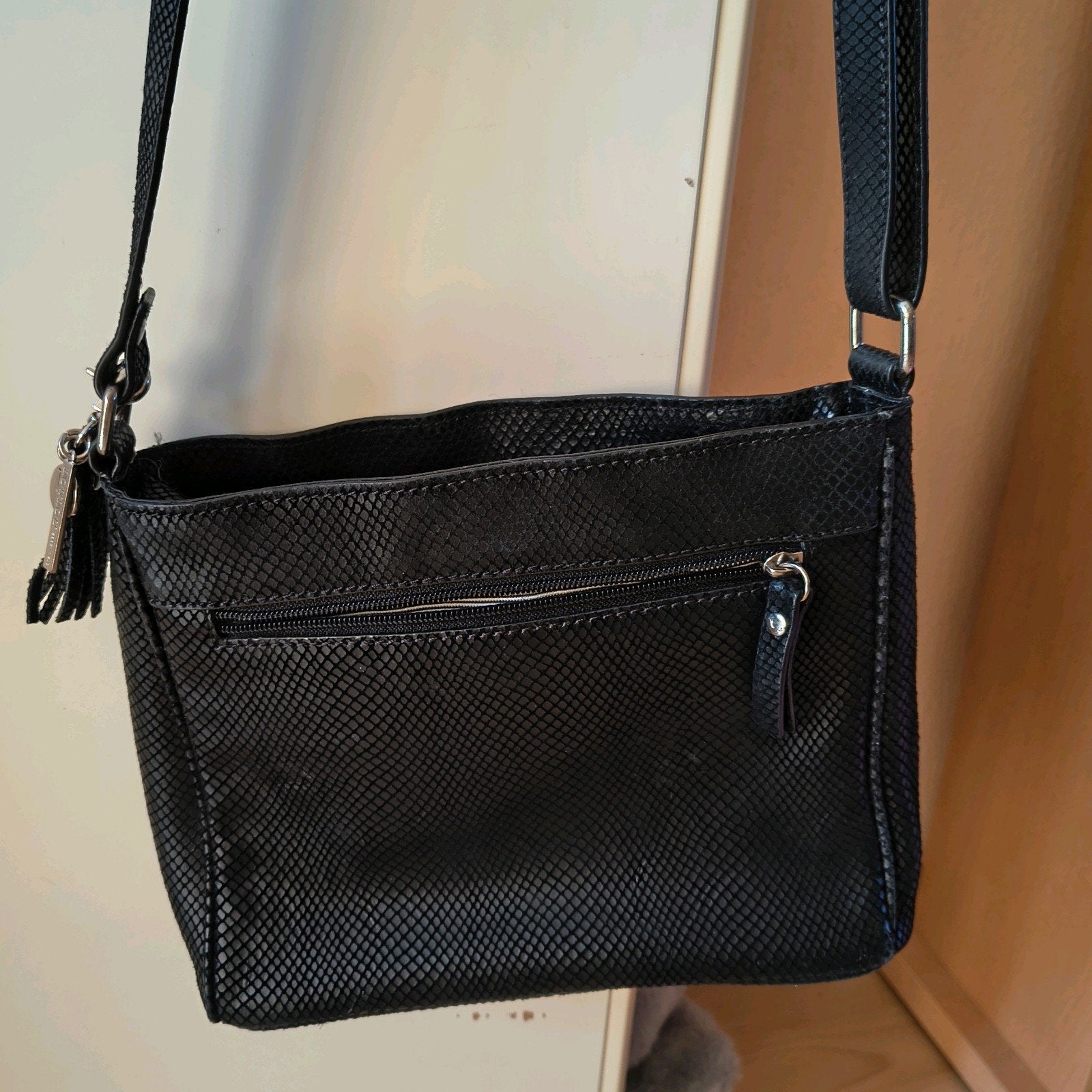 Zwarte Loulou Essentials schoudertasje, Sieraden, Tassen en Uiterlijk, Tassen | Damestassen, Ophalen of Verzenden, Gebruikt, Zwart