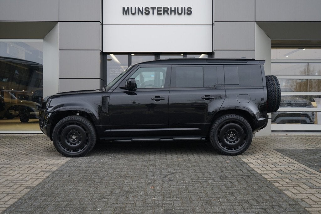 Land Rover Defender 110 P300e 110 X-Dynamic SE | Schuif/Kant, Auto's, Land Rover, Automaat, 12 maanden, Gebruikt, 38 km/l