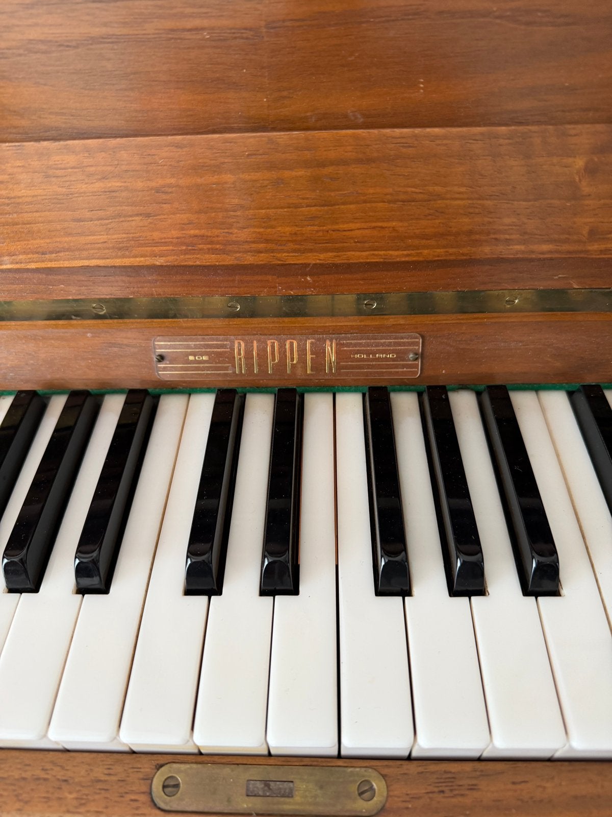 Foto 3 van Piano te koop , moet gestemd worden en afgehaald worden.