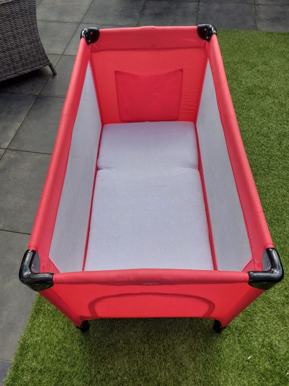 Rood X-Adventure Reisbed/Box, Kinderen en Baby's, Boxen, Ophalen, Zo goed als nieuw, Rechthoekig, Wieltjes