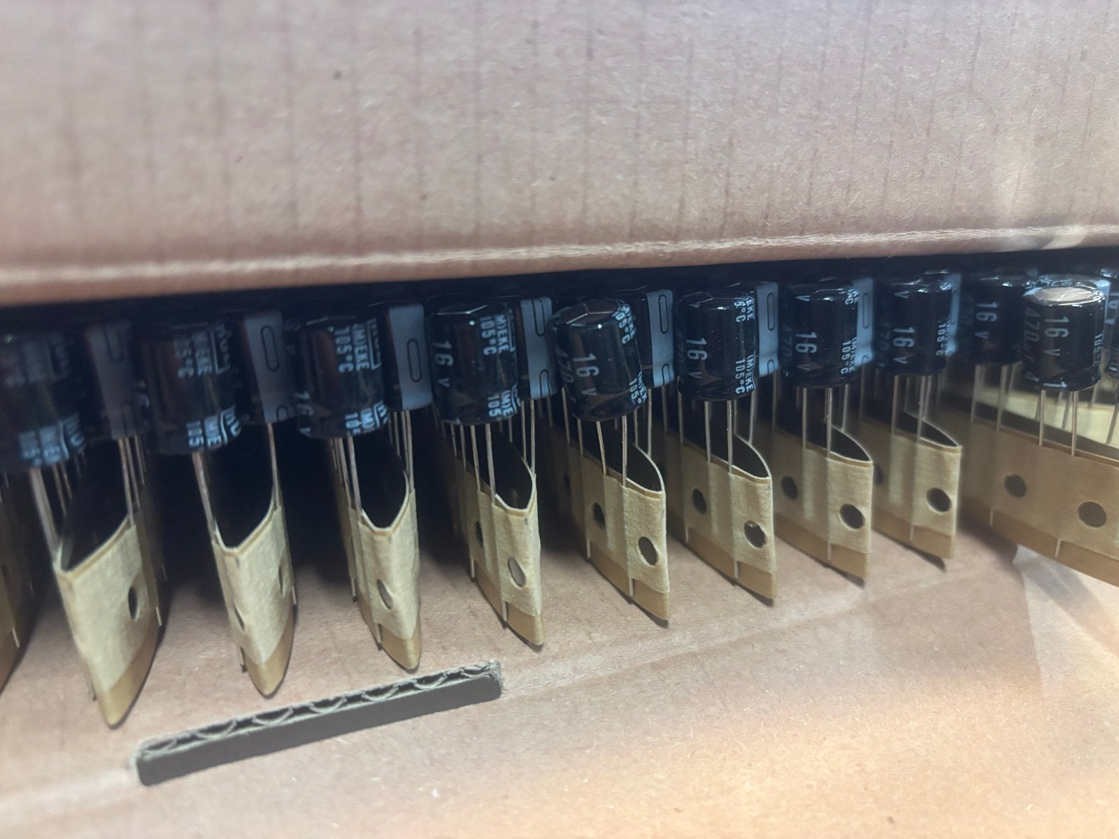5600 stuks Vishay Elco Condensator 16V 470uF NOS, Ophalen of Verzenden, Nieuw